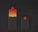 Porte-cartes avec cascade rougeâtre et cuir noir. 