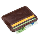 Version pleine du porte-carte de crédit en cuir contant des cartes et un billet.