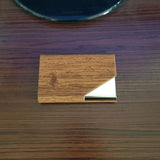 Le modèle rigide avec une enveloppe en cuir couleur café est posé sur une table en bnois amrron.