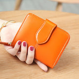 Porte-cartes pour femme en cuir orange.