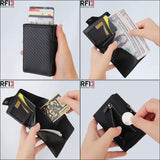 Quatre cases montrent les poches, fentes et ouvertures du porte-cartes en fibre carbone. 