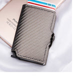 Le porte-cartes RFID en cuir gris est posé sur un IPhone avec les cortes qui sortent de sa fente principale.