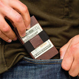 Un homme sort le porte-cartes marron de sa poche.