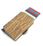 Porte-cartes en liège avec un effet de bois vieilli sur fond blanc.