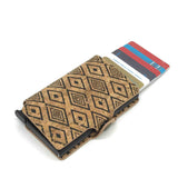 Un porte-cartes avec étui en liège avec des losanges est vu du dessus et posé sur le côté.