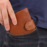 Un homme sort le porte-cartes de sa poche.